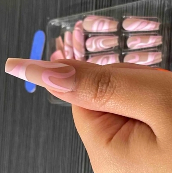 Press On Nails 24 Pieces with line art BNIB - Picture 3 of 4